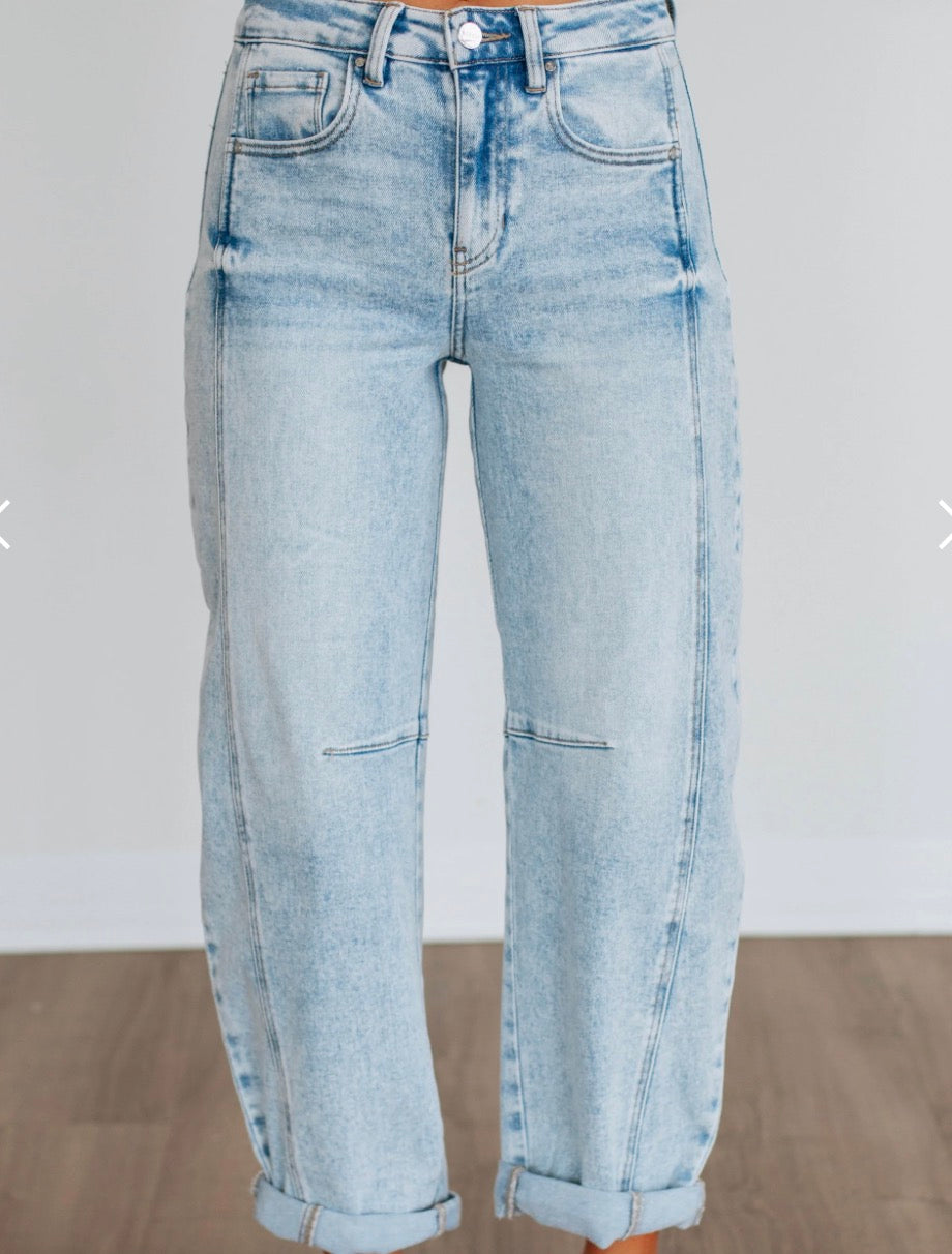 HIGH RISE CROP BARREL CUFFED JEANS LIGHT WASH