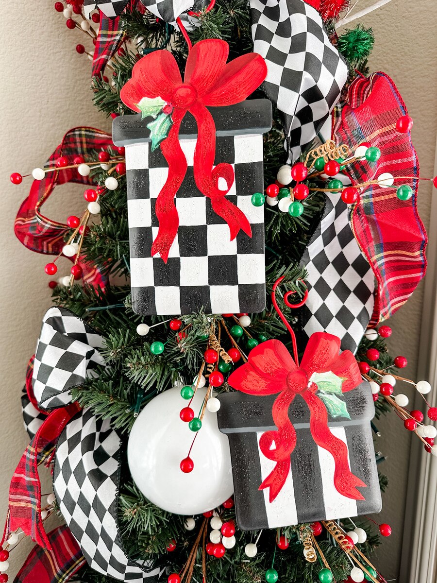 Elegant Gift Boxes Ornaments