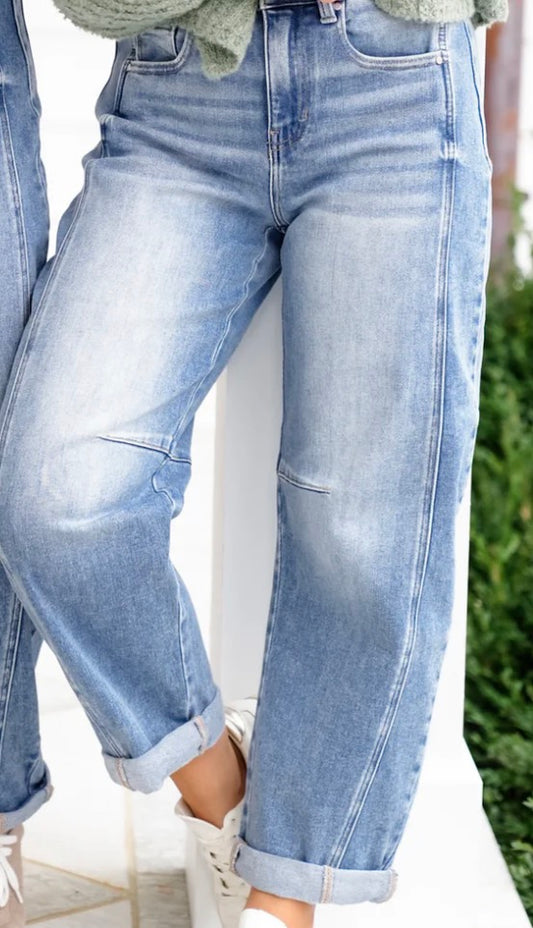 HIGH RISE CROP BARREL CUFFED JEANS LIGHT WASH